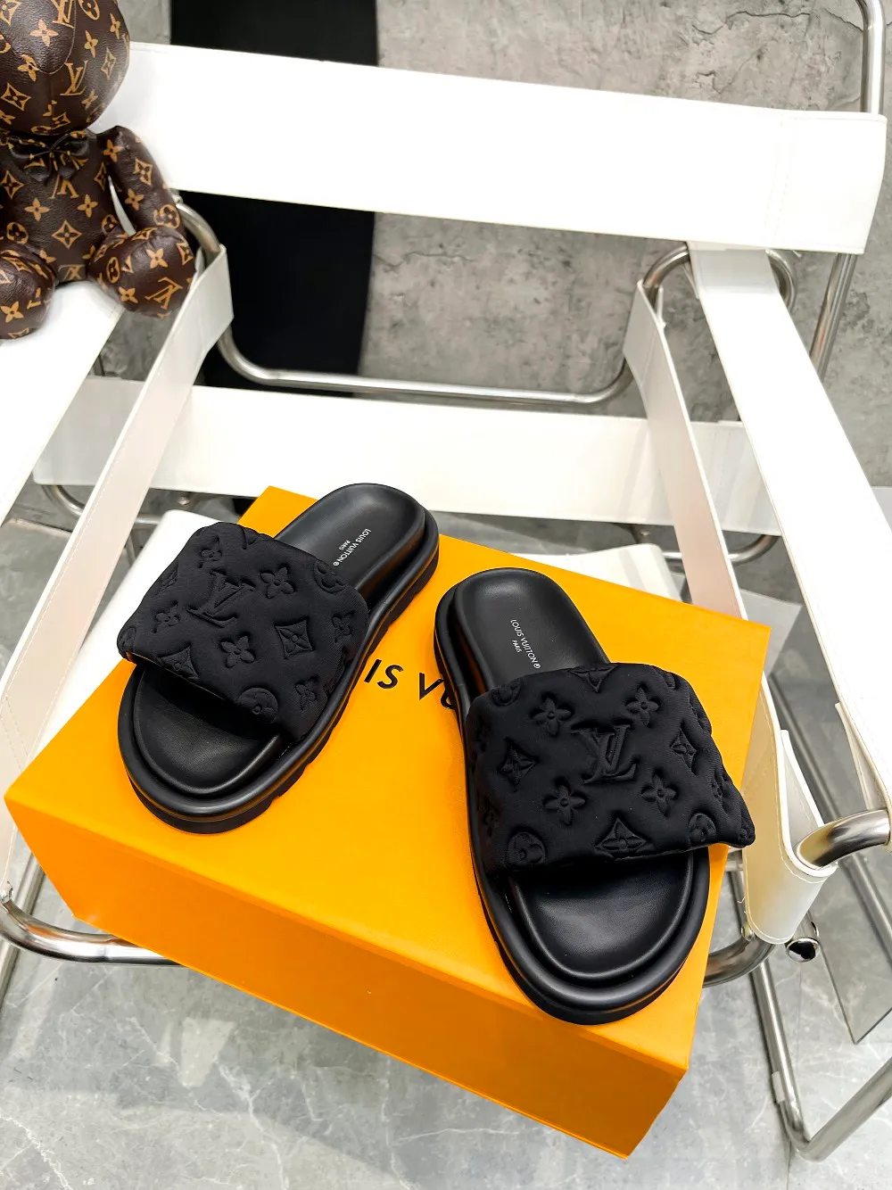 👟👟Ex-factory price 360👟👟 Women's shoes, women's clothing, LV couples' models, the counter features the latest embossed slippers, hard goods, new arrival🆕 ❥! Full of high-end feel! A popular model among bloggers at home and abroad, it’s retro and fashionable and looks amazing on your feet! Mainly recommended models on the official website ▪️Upper: Highly customized mercerized cloth➕embossed ▪️Inner lining: Imported goatskin lining ▪️Outsole: Original molded non-slip and wear-resistant foam sole ▪️Size: Female 35-41 Male 4l-45